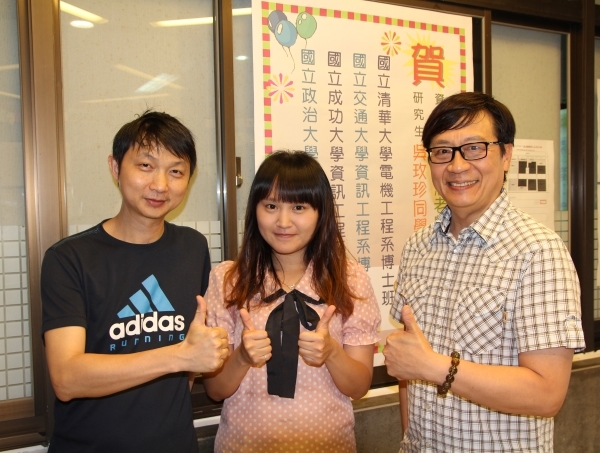 吳玫珍(圖中)研究表現亮眼，資管所洪維恩老師(圖左)、藍天雄主任(圖右)都為她的表現感到驕傲 - 