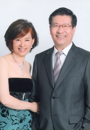 陳少君校友(右)與夫人伉儷情深 - 