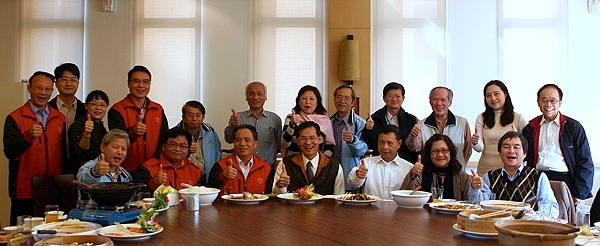 「感謝、珍重、祝福」年終感恩餐會卸任主管暨離退教師齊聚一堂 訴別離 - 