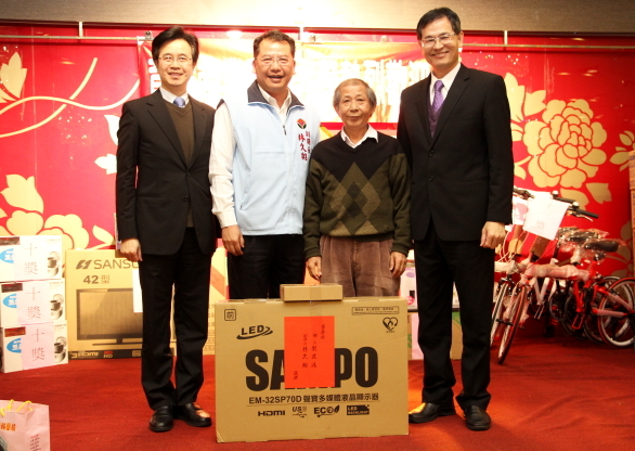 101学年度教职员岁末联欢餐会 「金」欢喜 蛇来运转奖不完 - 