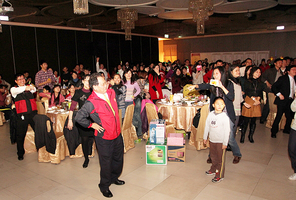 101学年度教职员岁末联欢餐会 「金」欢喜 蛇来运转奖不完 - 