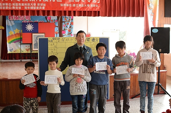 排球社至海宝国小办理结合体能、科学、品德教育之服务营队 - 
