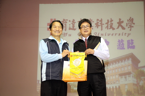 李义祥开发长(右)致赠林金榜校长纪念品 - 