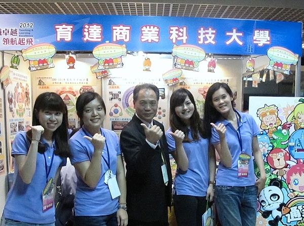 庄谦亮副校长(右三)带领本校团队，参与「100-101年度奖励科技大学及技术学院教学卓越计画联合成果发表会」 - 