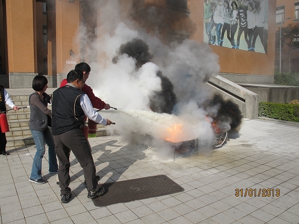 本校防护团消防组成员执行初期灭火工作 - 