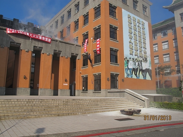 本校受困职员利用3楼缓降机逃生演练 - 