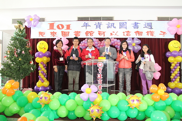 彭秀珍科长（左一）与抽中随身碟之幸运得主合影 - 