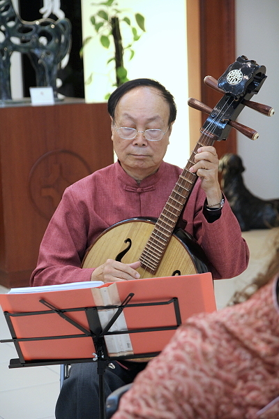 賴元龍老師為開幕式演奏國樂 - 