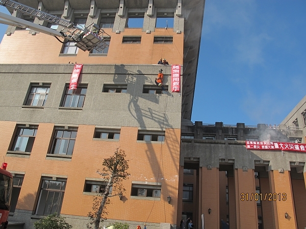 消防队演练云梯车及绳降救生 - 