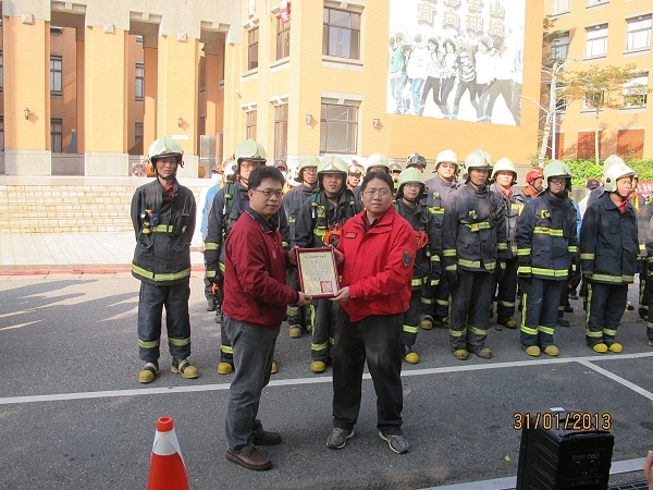 服学组林俊亨组长致赠感谢牌 - 