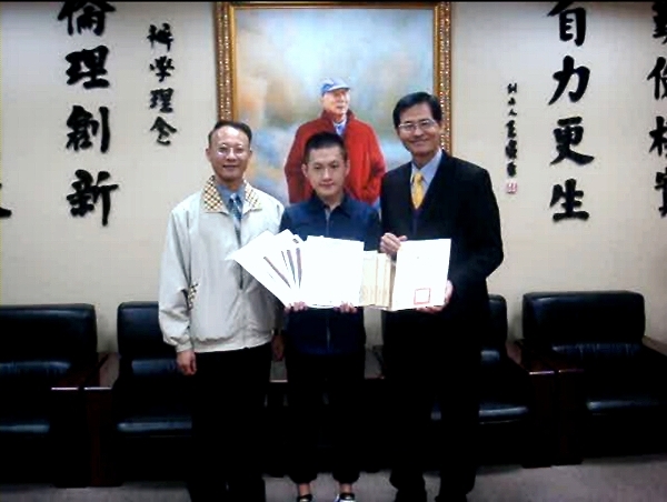 应用日语系刘德骏同学(中)与陈建胜校长(右)龙清勇教务长合影 - 