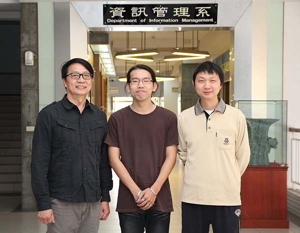 左起：資管系（所）藍天雄主任、吳函諺同學、洪維恩老師 - 