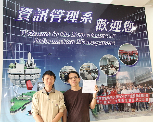 洪維恩老師（左）與吳函諺同學合影，吳同學開心秀出考取通知 - 