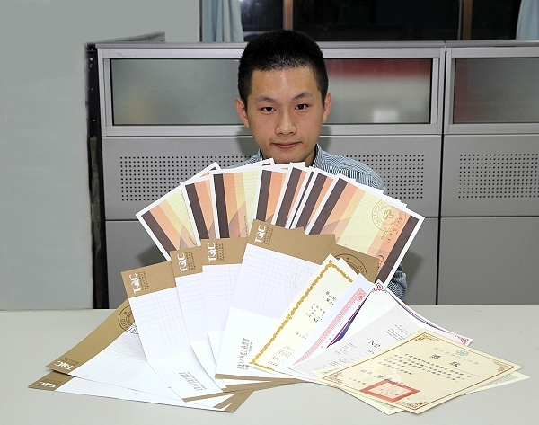 长期在本校师长的指导与薰陶下，刘同学认为王创办人「一证多照」的理念可以协助其未来求职就业，因此自进入本校就读开始，即积极投入各项证照考试准备工作。短短2年时间，即已累积包括日语检定、电脑、日文秘书、国际礼仪等20张证照。他认为应用日语系的专业师资以及本校完善的证照辅导制度是协助他能考取多张证照的关键因素。他也期许自己与全校同学，善用本校优质之教学环境，努力充实自我，为学校创造更多佳绩。（撰文／教学资源中心／谢绣铃） - 