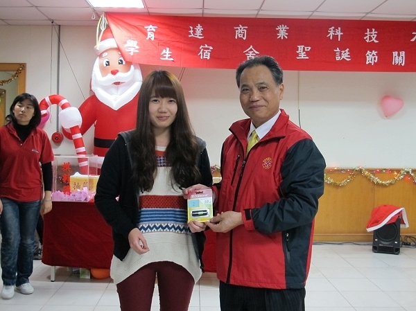 庄谦亮副校长颁发摸彩中奖幸运同学 - 