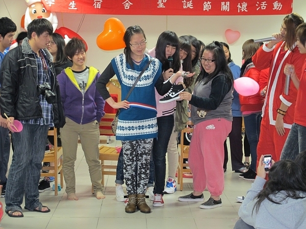 支援前线所有配备穿戴在身上进行走秀，笑翻全场 - 