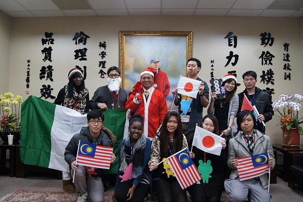 今年的圣诞节很国际 外国学生向校长报佳音 - 