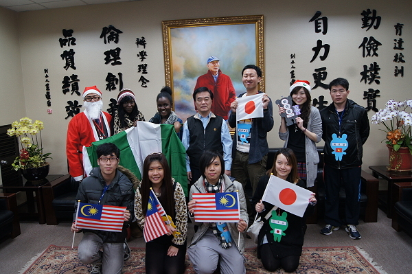 今年的圣诞节很国际 外国学生向校长报佳音 - 