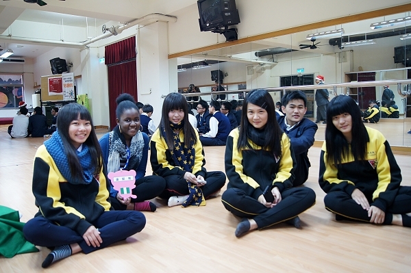 尼日尔利亚籍学生汝凯亚与学生们交流 - 