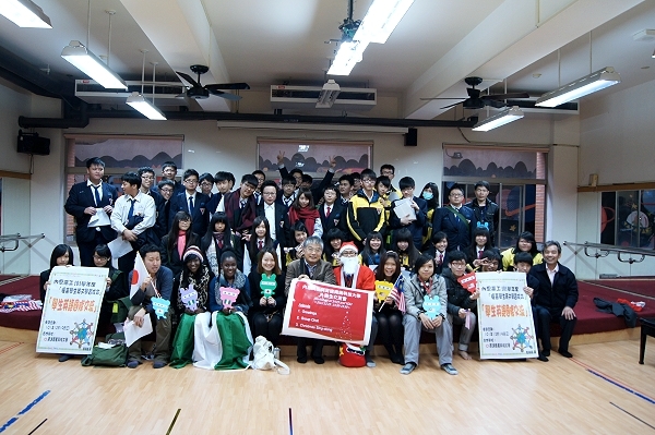 李义祥开发长化身为圣诞老人与交流生于会后大合照 - 