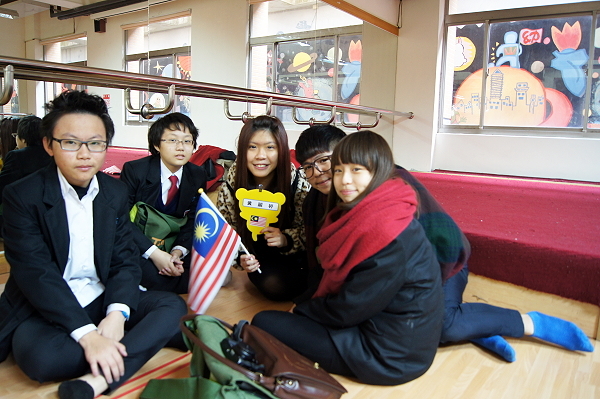 学生与本校马来西亚籍外国学生交流  - 