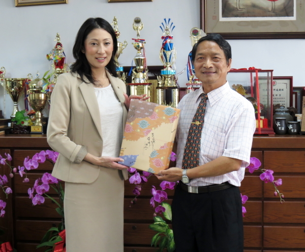 育達與名產大連袂拜訪君毅、竹南高中 開創國際交流 共同推行綠色校園 - 