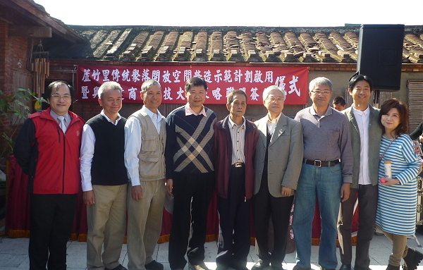 本校与芦竹湳传统聚落文化协会签订产学合作计画 - 