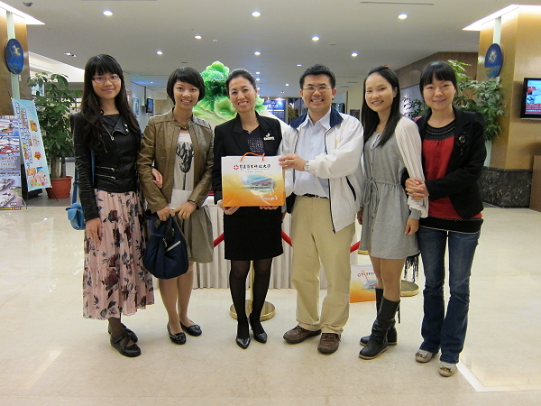 兩岸教師們與「桃禧航空城酒店」董愛珠副總經理(左三)合影留念 - 