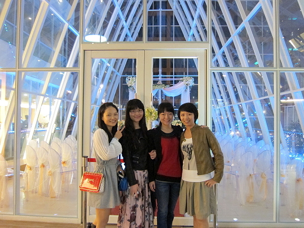 福外學院教師們於夢幻的「水晶廳」前合影 - 