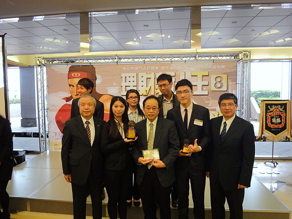 新光人寿郭长荣副总与本校刘盛男主任、操盘团队合影 - 