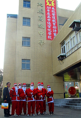 行销与流通管理系圣誔报佳音 佳评如潮 - 