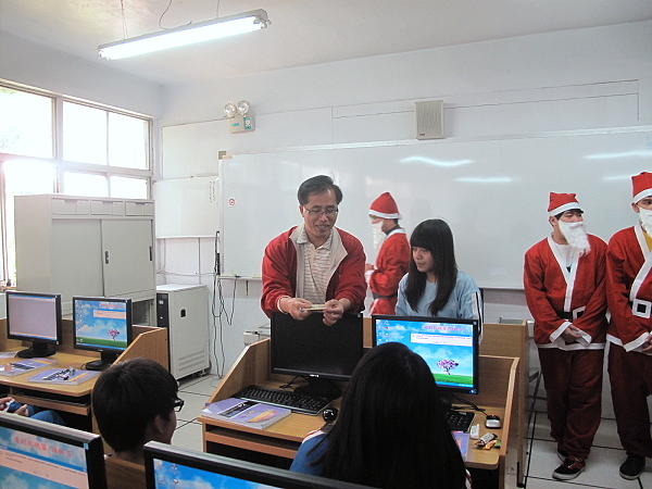 行销与流通管理系圣誔报佳音 佳评如潮 - 