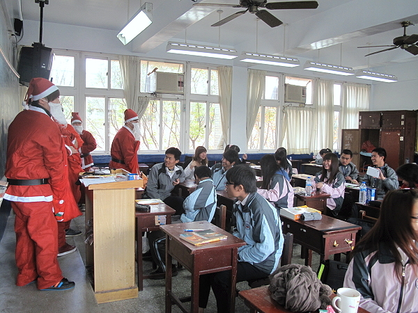 行销与流通管理系圣誔报佳音 佳评如潮 - 