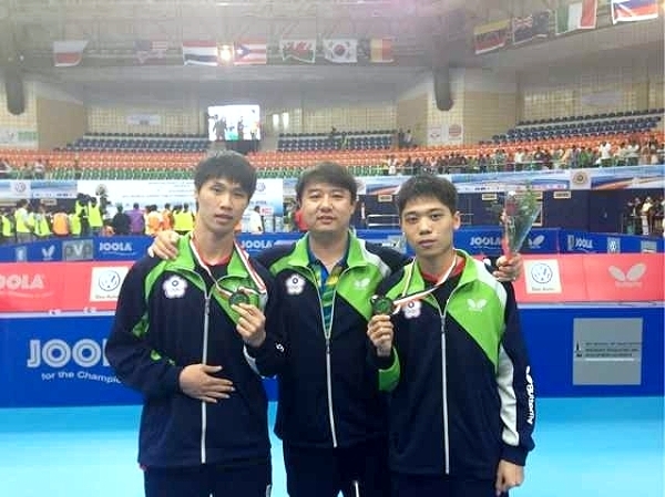 「2012年世界青少年台球锦标赛」本校洪子翔同学(右)勇夺双打铜牌、团体第五。 - 