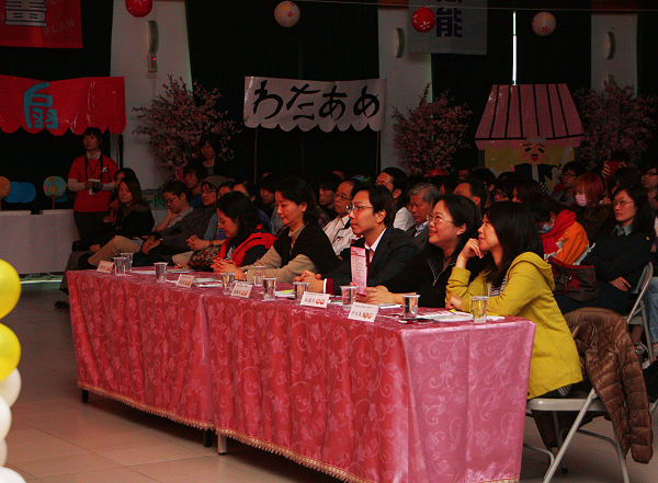 评审老师正在台下认真评分中 - 