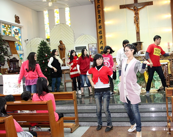 本校资源教室的幸福特派员带来精彩的歌舞表演，  小朋友们都开心地跟着手舞足蹈 - 