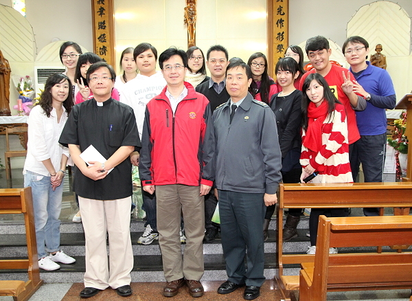 王育文董事长(前排右二)、资源教室师生等本校师长与  圣方济育幼院创办人杨安仁神父(前排左一)合影 - 