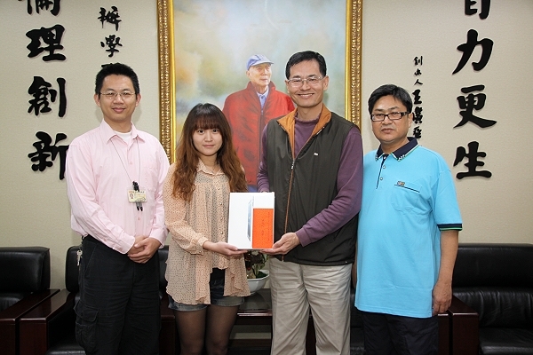  吳玫珍(左二)考取本校資研所，  由陳建勝校長(右二)及李義祥開發長（右一）頒贈iPad4做為獎勵 - 