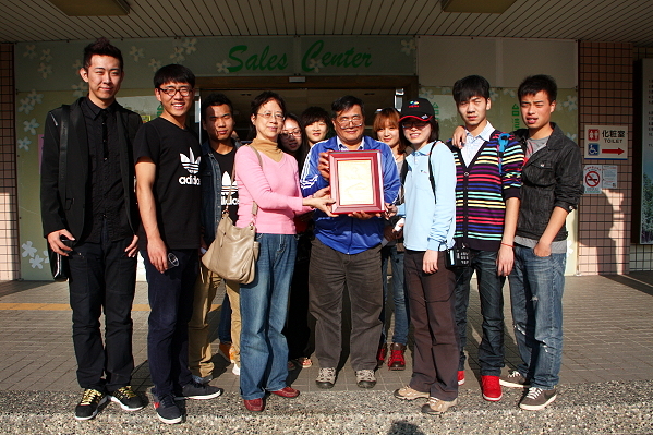 陸春霖老師(前排左三)代表本校致贈紀念品予黃漢忠主任（前排右四） - 