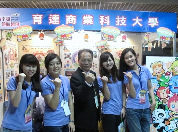 莊謙亮副校長(右三)代表本校參與此次聯合成果發表會與工作人員合影  - 