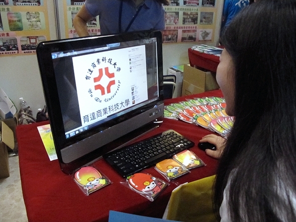 高中職同學踴躍於本校參展攤位為育達大力按讚  - 