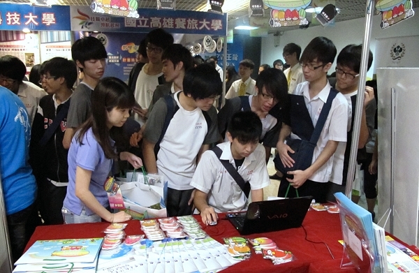 高中職參訪學生對於本校之教學卓越計畫成果充滿濃厚興趣 - 