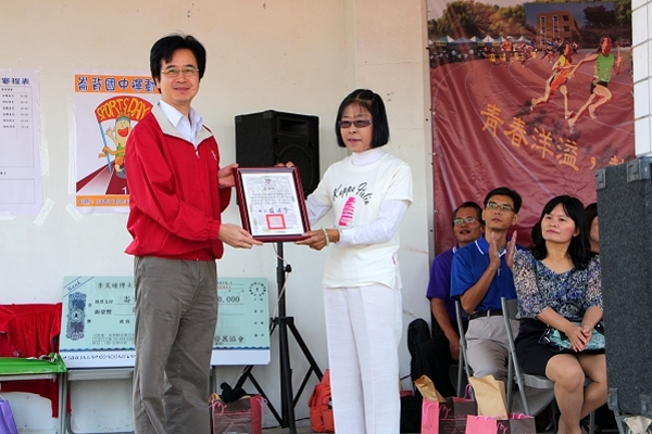 崙背國中校長林金珠(右)代表雲林縣府頒發感謝狀 - 