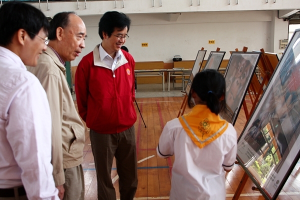 小小解說員(右一)帶領王育文董事長(中)參觀劉其偉先生畫展 - 