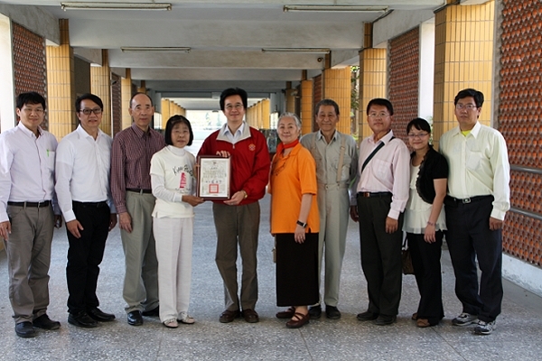 祝賀團與崙背國中校長（左四）、劉其偉先生之長公子（右四）及長媳（右五）合影 - 