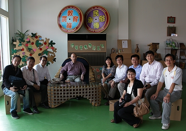 本校祝賀團受東興國小徐校長熱情款待參觀悠紙生活館 - 