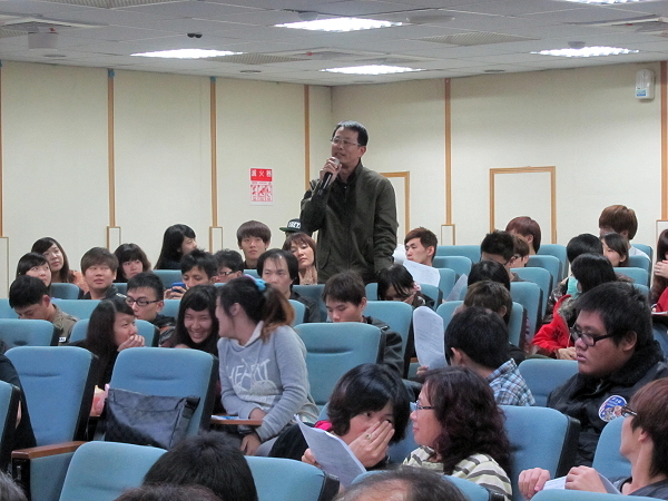 进修部「校长与新鲜人有约座谈会」 出席踊跃沟通顺畅 - 