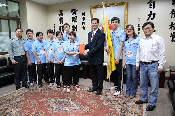 陈建胜校长接见春晖服务志工授旗仪式 - 