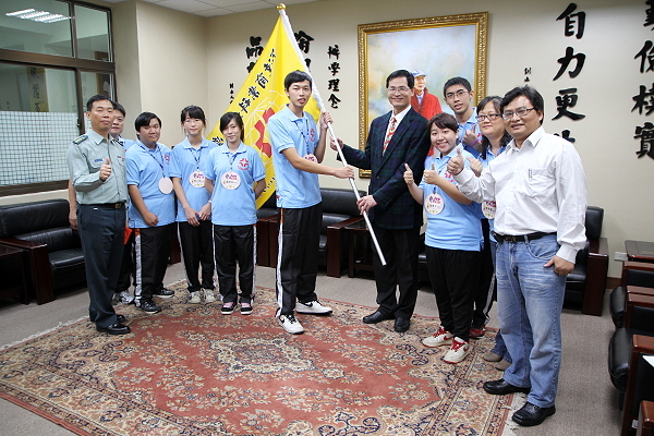 陈建胜校长接见春晖服务志工授旗仪式 - 