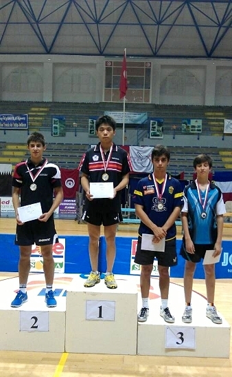 本校台球代表队洪子翔 突尼斯青少年公开赛勇夺3冠王 - 